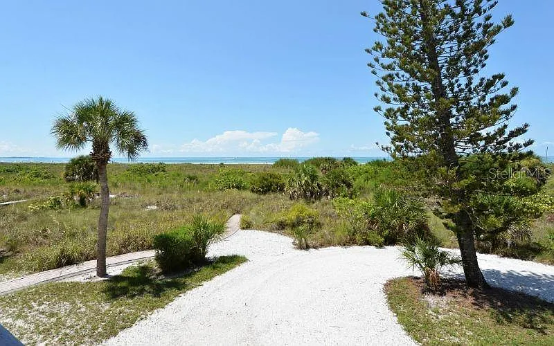 2 bed, 2.0 bath, 1363 sqft, $8,000 — Photo 3