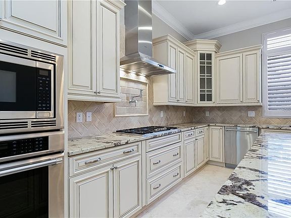 5th image of 632 Mariposa St