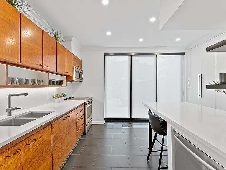 111 Summerhill Ave — Photo 23