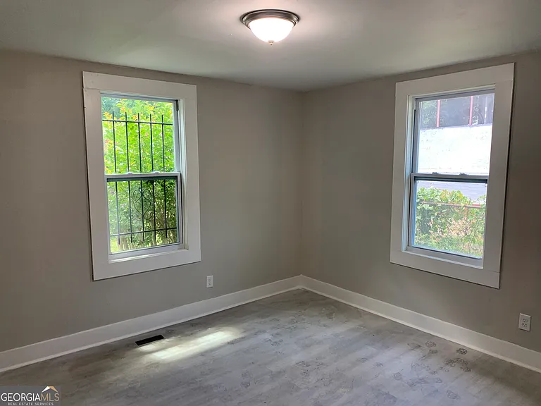 747 Harrold St — Photo 8
