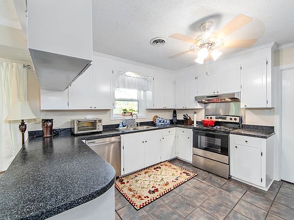 2nd image of 102 E Oaklawn Dr