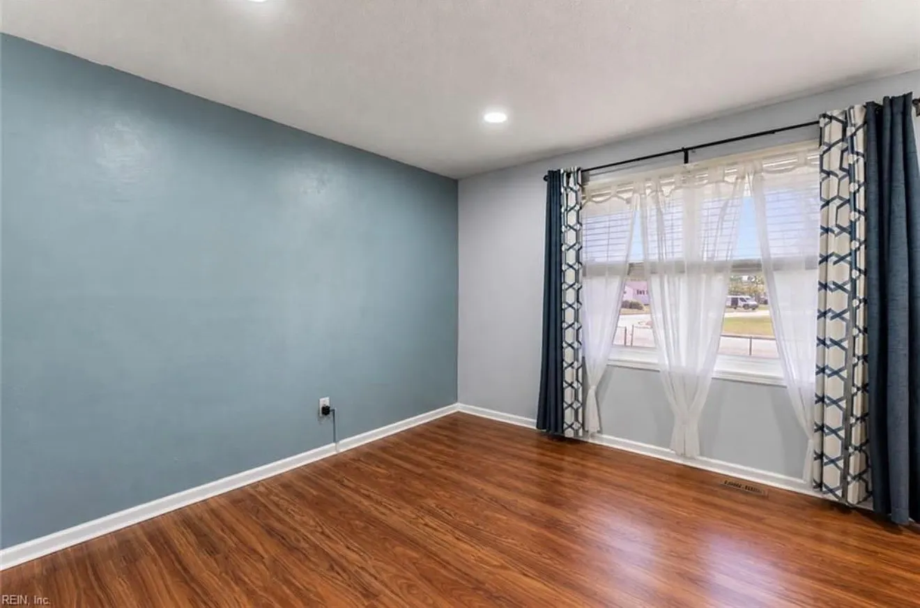 3 bed, 864 sqft, $2,000 — Photo 4