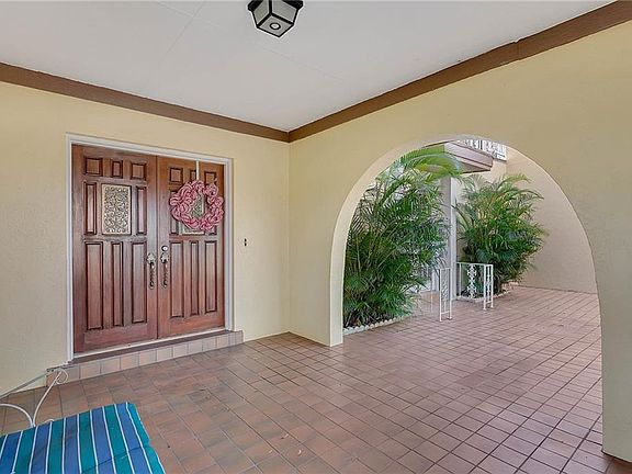 3rd image of 20 Country Club Ln