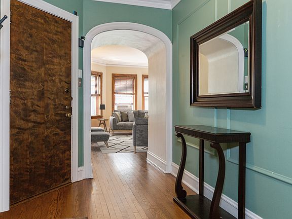 2nd image of 1518 W Thorndale Ave APT 3W