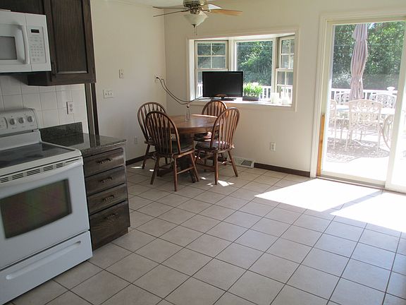 K with eating area
