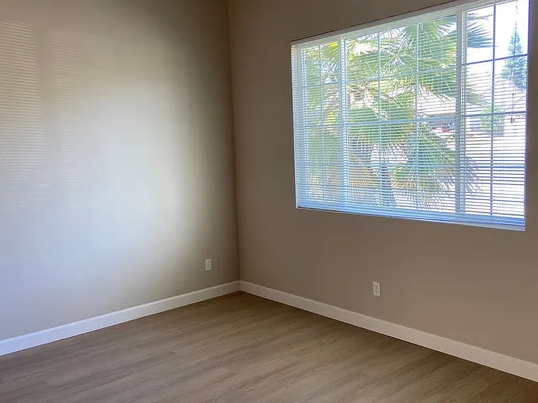 1030 Thompson Cir — Photo 5