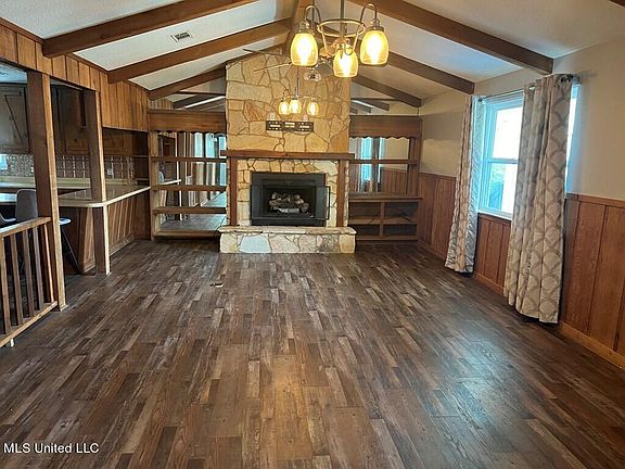 2nd image of 924 W Lakeshore Dr