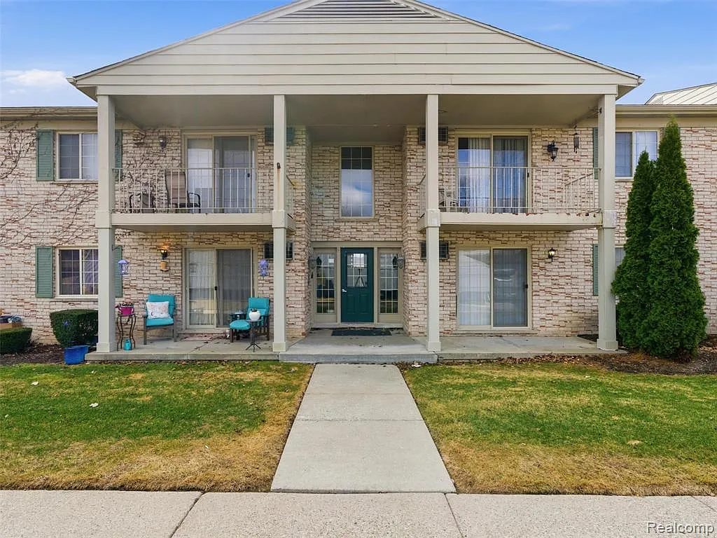 2 bed, 1.0 bath, 839 sqft, $1,550 — Photo 1