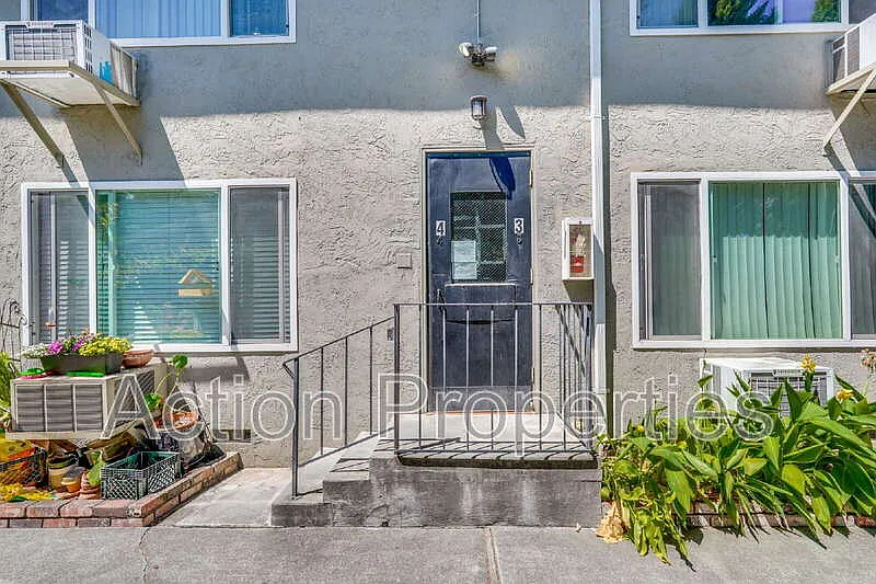 2 bed, 1.5 bath, 950 sqft, $2,995 — Photo 2