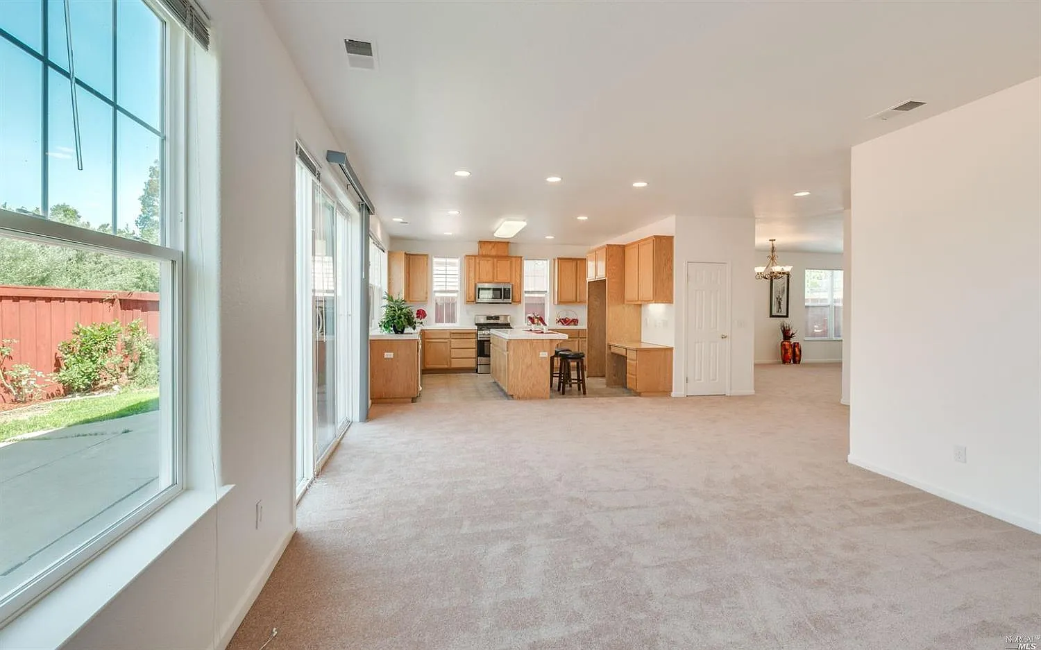 4 bed, 2.5 bath, 2400 sqft, $4,400 — Photo 4