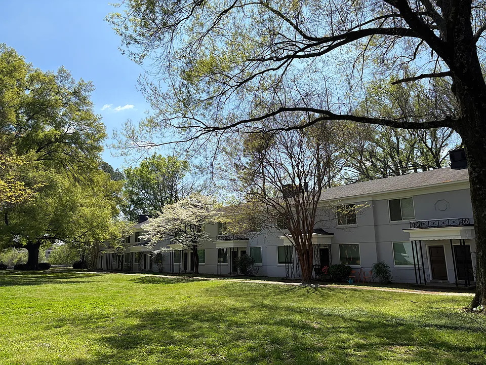 585 E Pkwy S #3