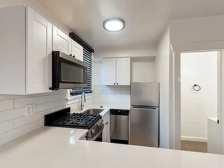 150 South Apartments — Photo 6