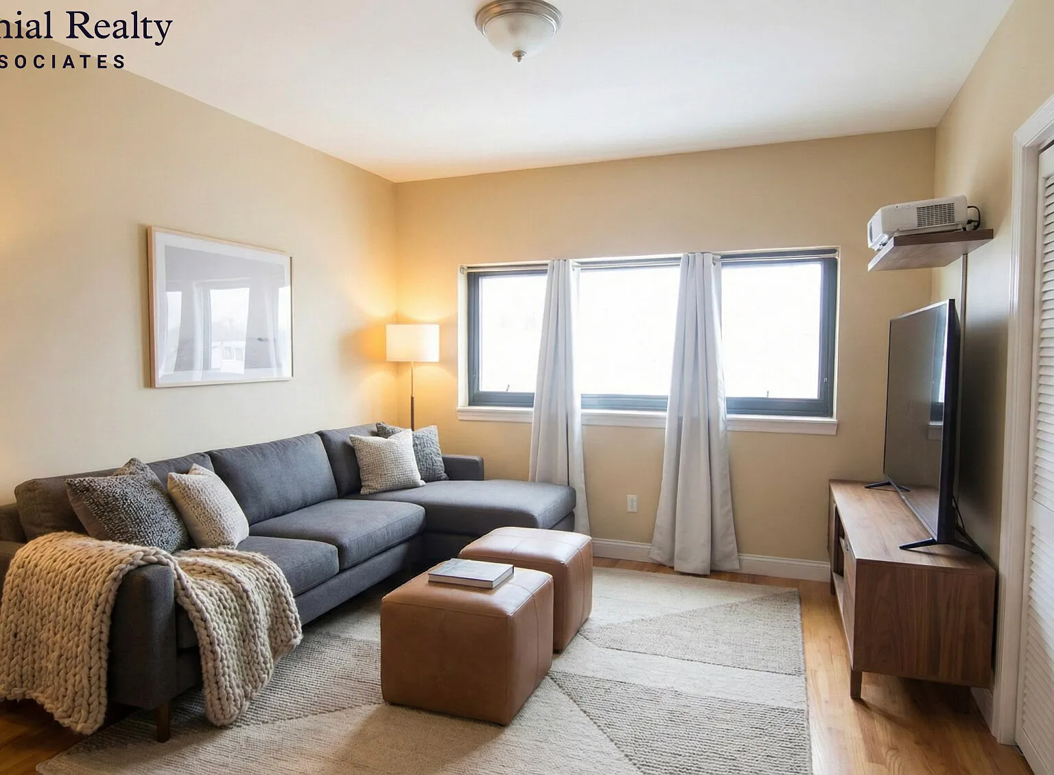 3 bed, 2.0 bath, 1300 sqft, $4,800 — Photo 2