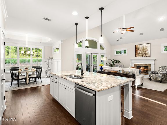 4th image of 303 Sycamore Place
