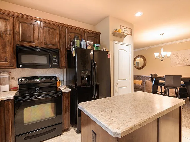 2133 Colby Ln — Photo 16