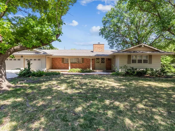 124 S College Dr, Hesston, KS 67062