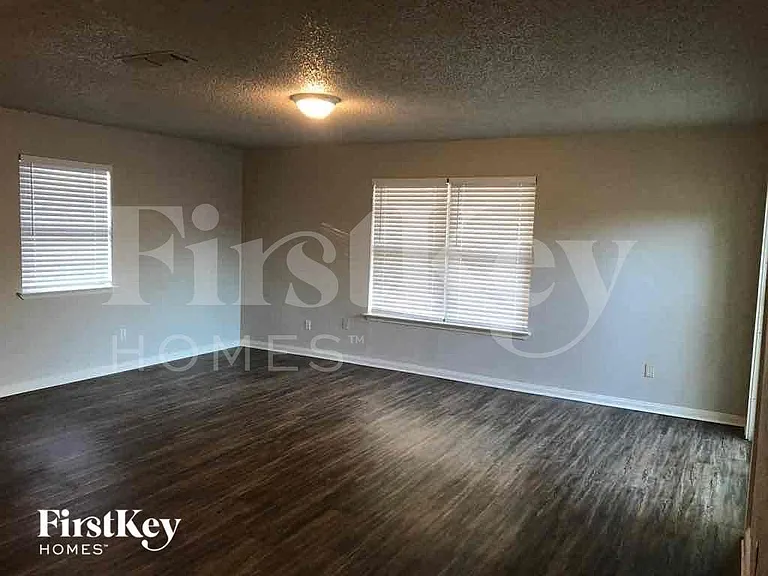 732 NW Ann Lois Ln — Photo 4