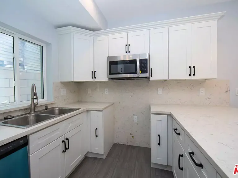2210 S Harcourt Ave — Photo 13