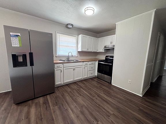 3rd image of 944 Lark Dr