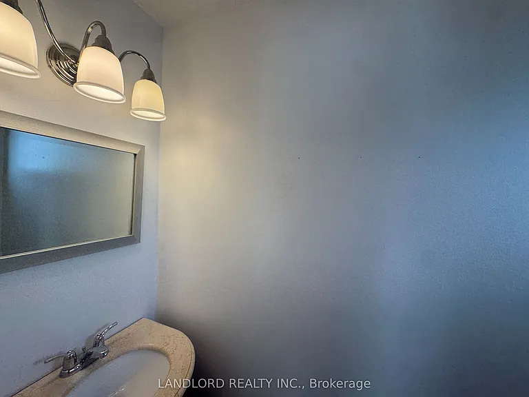 833 Laurier Ave — Photo 42