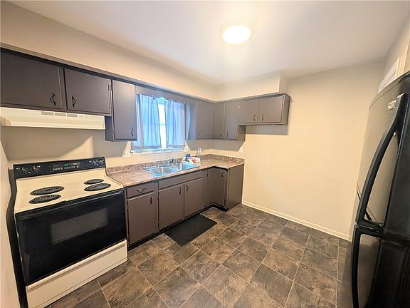 3rd image of 39 Arbutus St