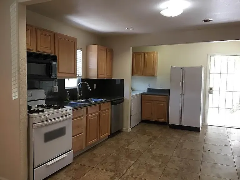 150 Idora Ave — Photo 4