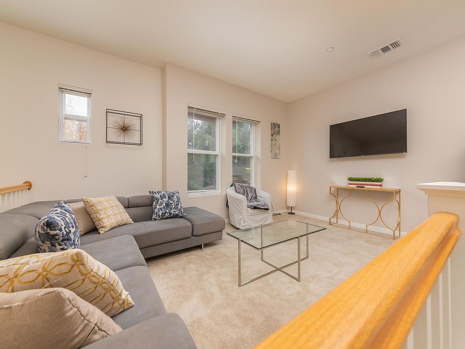 Living Room w 55" TV (Netflix, YoutubeTV)