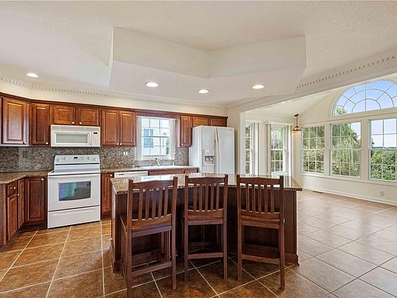 5th image of 306 Molly Dr