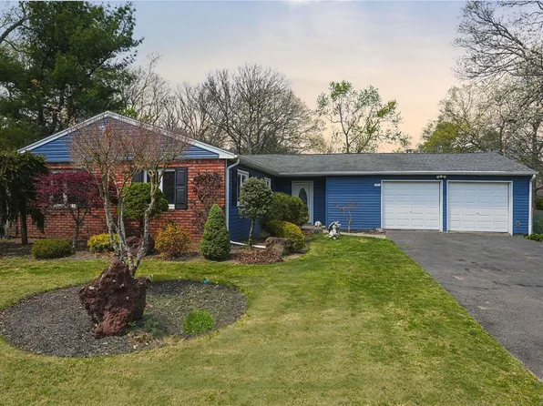 21 Vine Street, Centereach, NY 11720