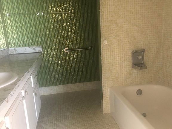 3rd image of 205 Wellington E