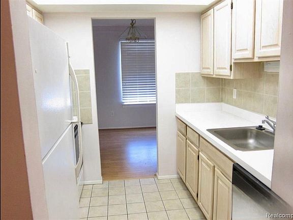 3rd image of 749 E Fox Hills Dr