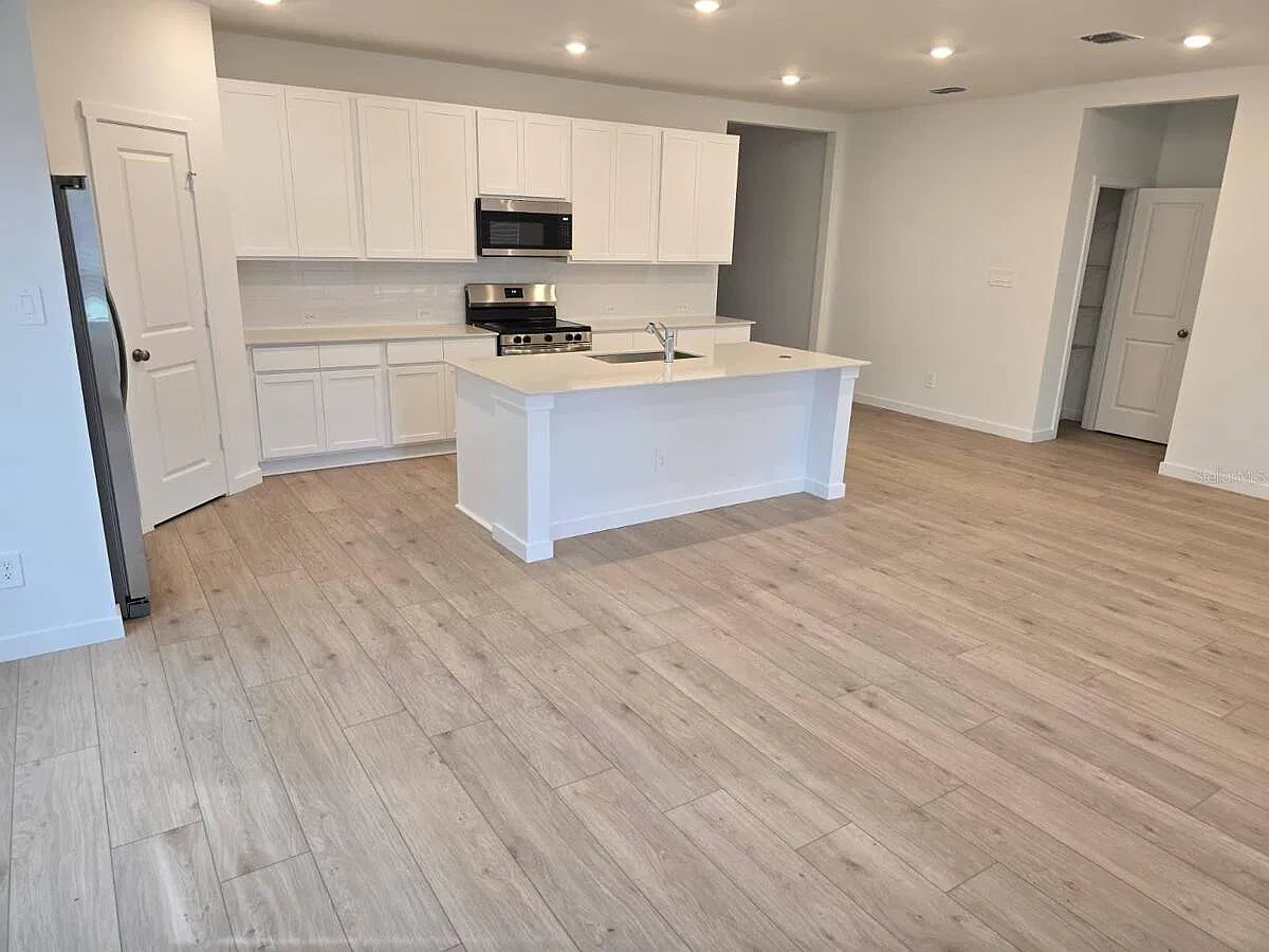 4 bed, 3.0 bath, 2366 sqft, $3,600 — Photo 3
