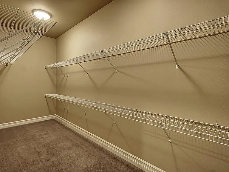zillow_master_closet