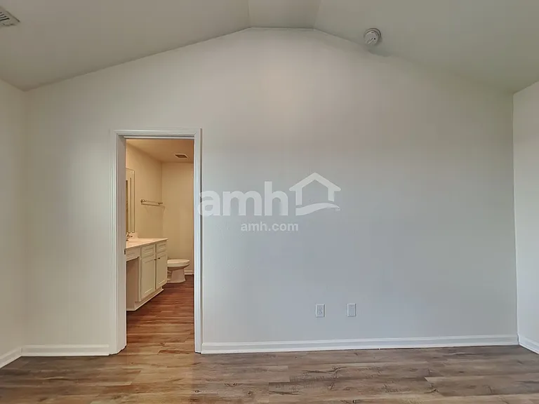 2053 Southlea Dr — Photo 10
