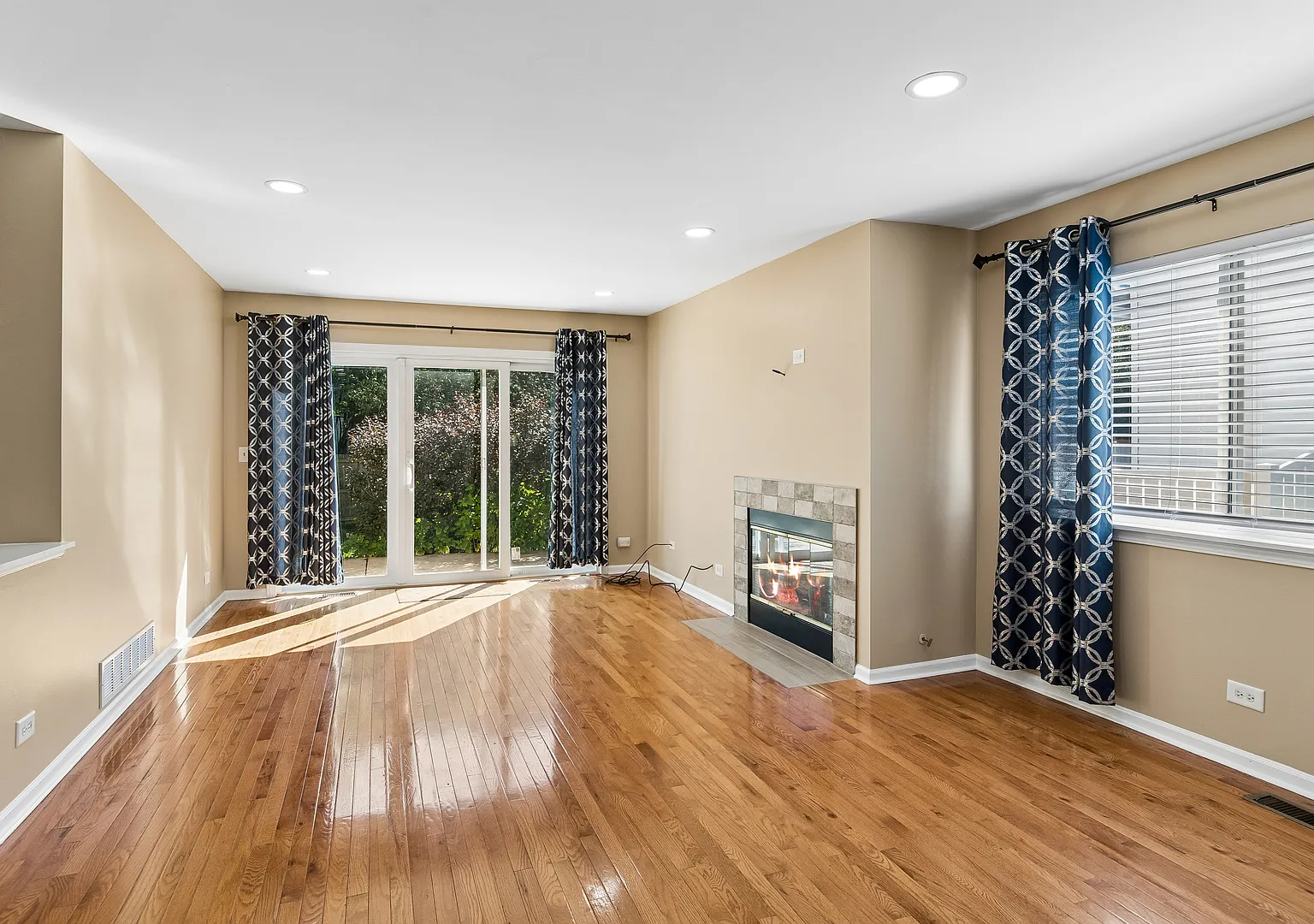 4 bed, 2.5 bath, 1992 sqft, $3,500 — Photo 3