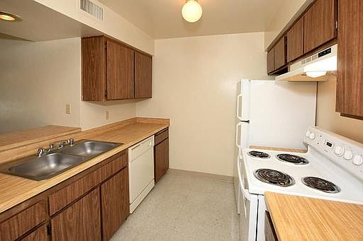 4th image of 2801 Vassar St APT 26