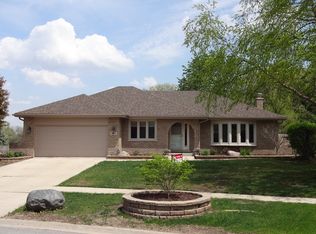 8101 Compton Rd, Woodridge, IL 60517