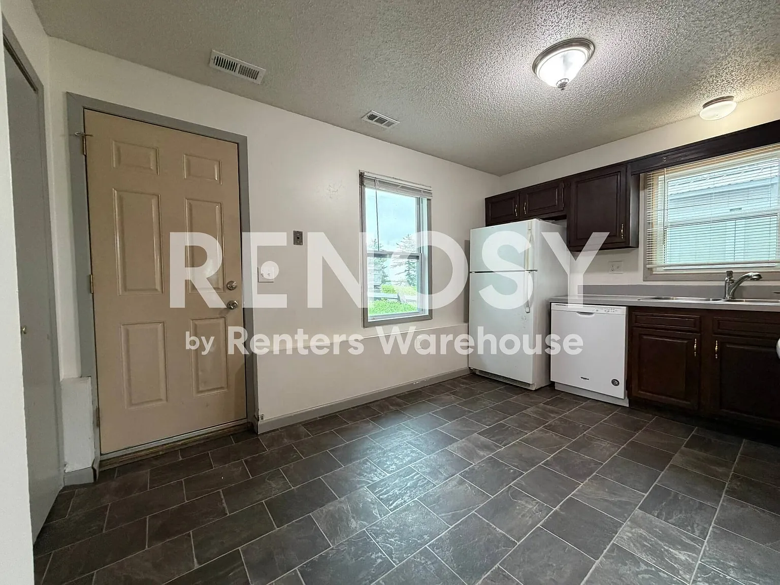 2 Bed 1 Bath Southside DSM Duplex — Photo 4