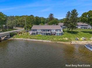 606 Edgewater Ct, Spring Lake, MI 49456