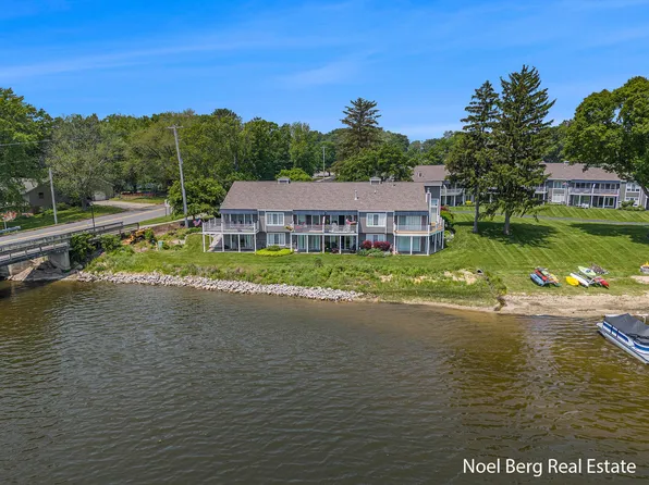 606 Edgewater Ct, Spring Lake, MI 49456