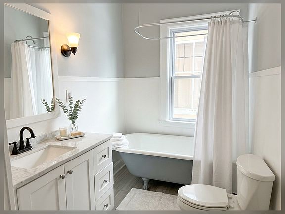 3rd image of 126 Oxford Ave #2