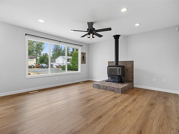 4th image of 378 Denman St