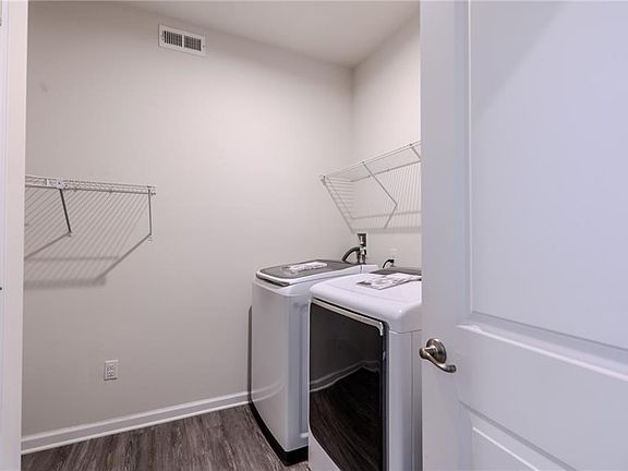 4th image of 217 Farmington Pl