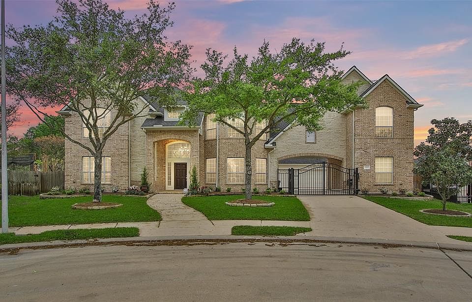 Hello and welcome to 3906 Cape Meadows Ct. in booming Katy, Texas! Majestic Oaks frame the entry to this beautiful Grand Lakes home. Located in a quiet cul-de-sac with no back neighbors.
