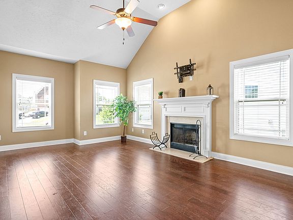 3rd image of 713 Evergreen Ct