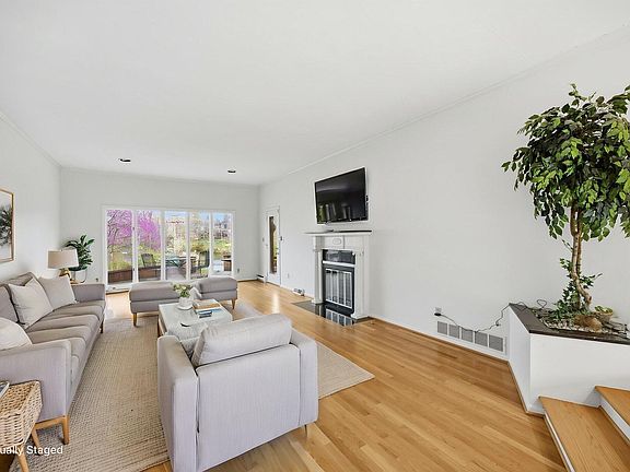 12th image of 2044 Manor Dr