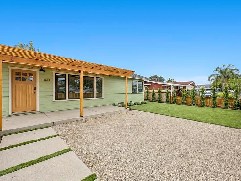 1061 Buena Vista Way — Photo 4