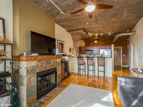 4th image of 1001 W 15th St Unit 221