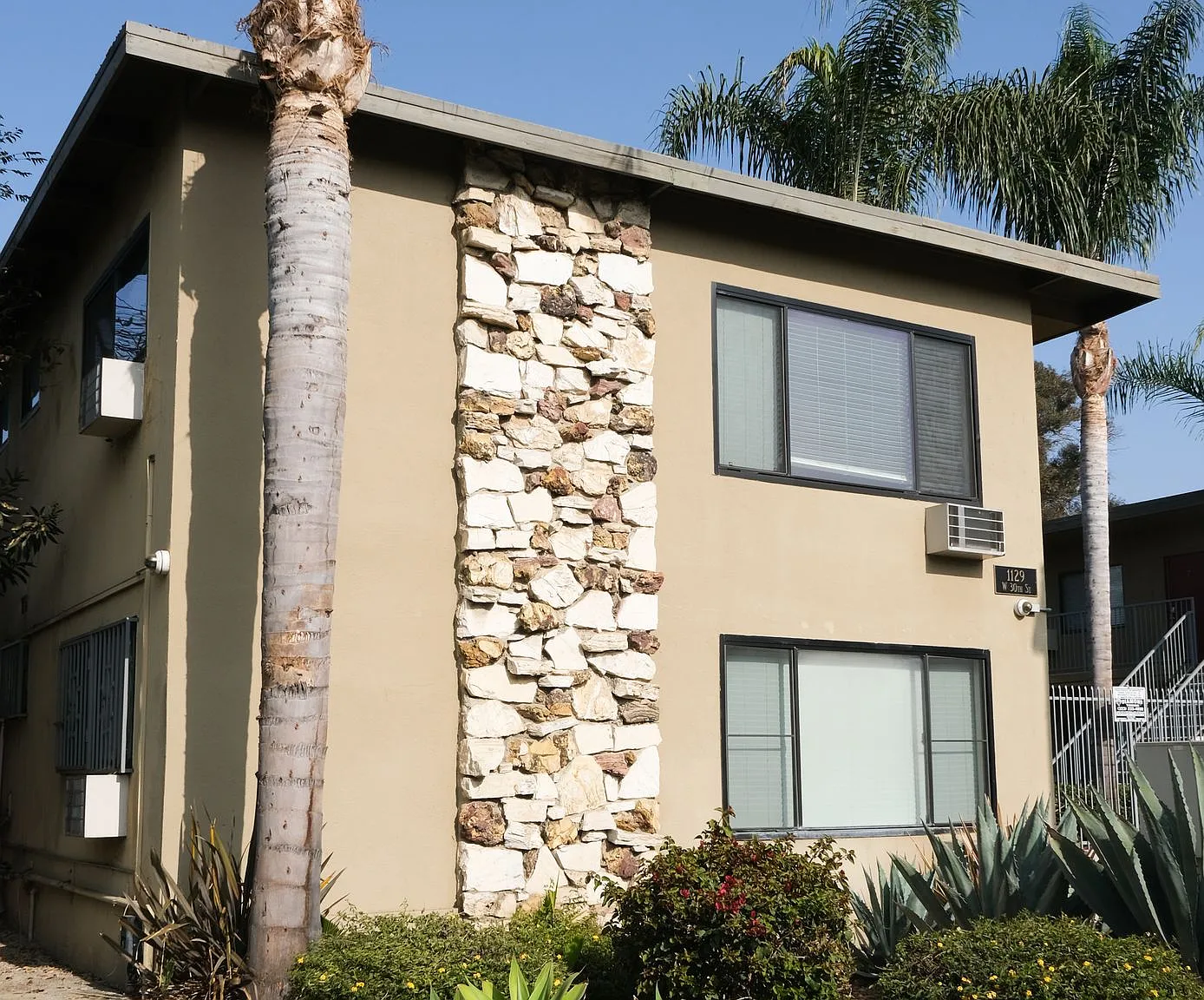 Trojan Palms — Photo 2
