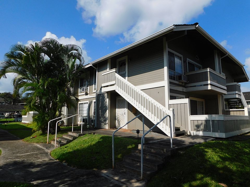 Nicely-maintained upstairs corner 2 bed/1 bath on the cooler side of the building.